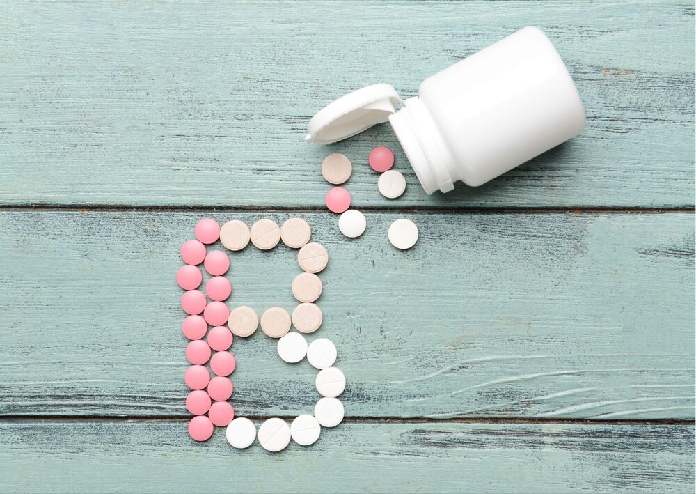 Rozsypane tabletki układają się w znak niedoboru witaminy B12.